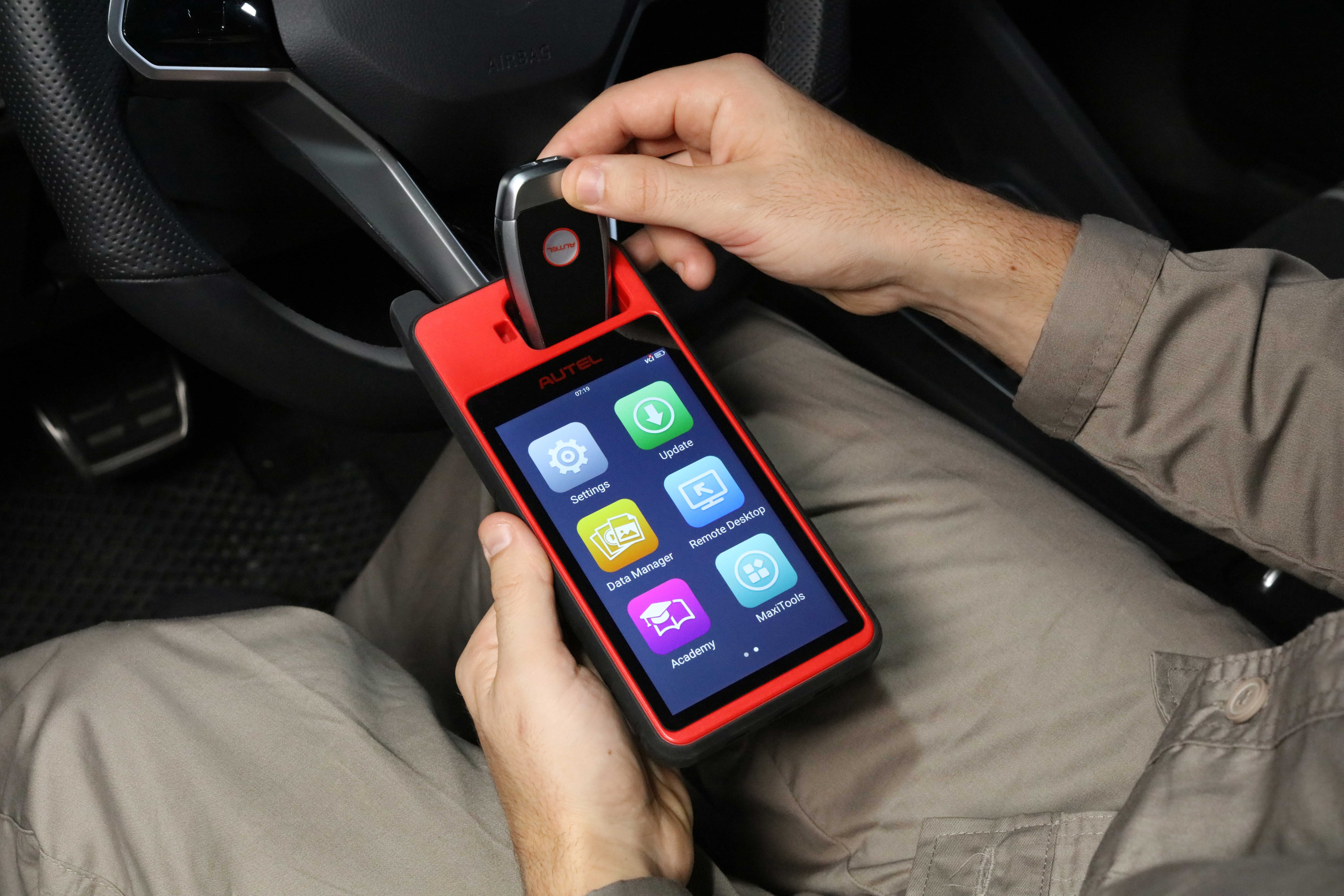 New Autel MaxiIM KM100 IMMO Key Programmer Universal Key Generator Kit Free Update Online Lifetime | Emirates Keys